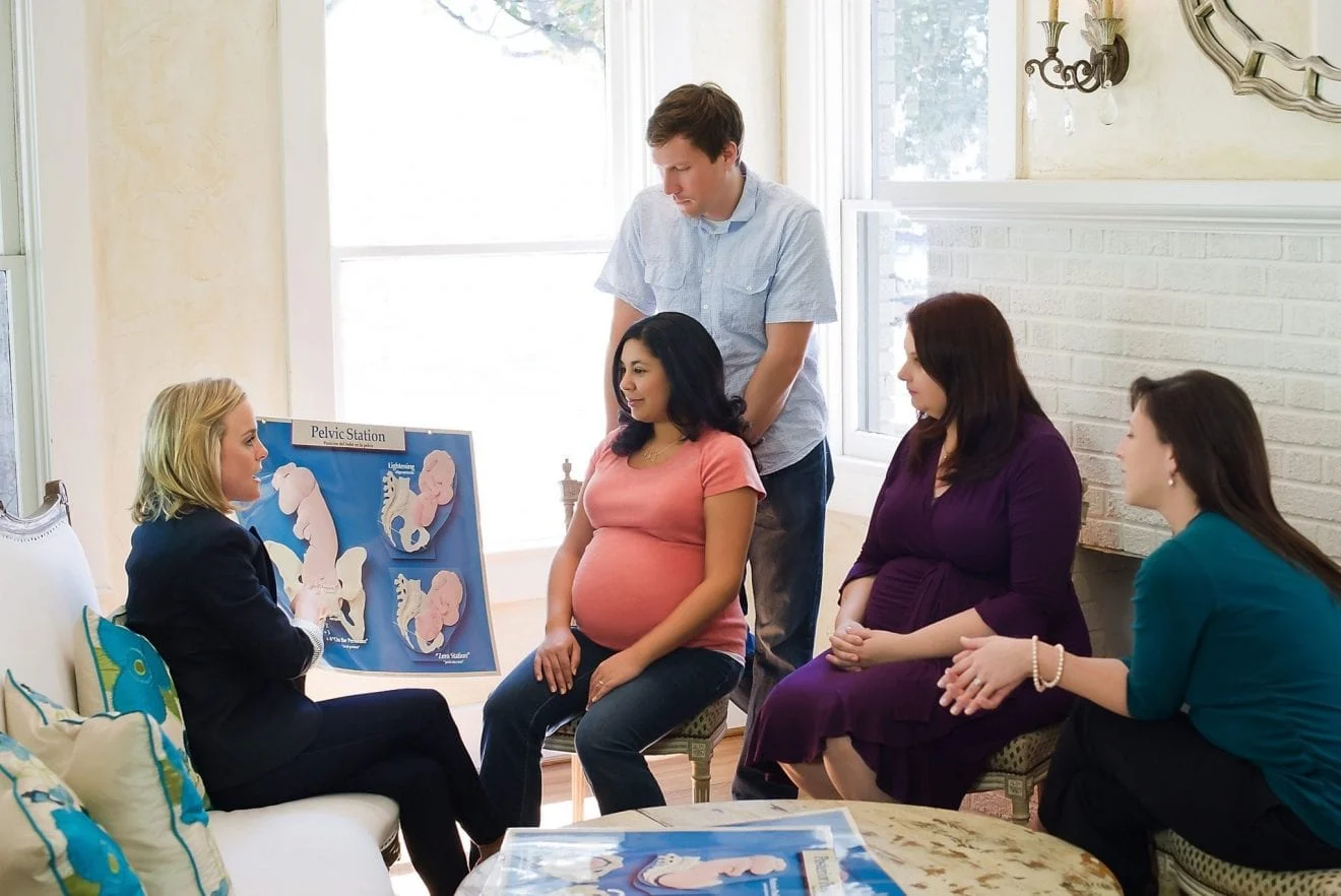 Beş kişilik bir grup rahat bir odada doğum öncesi dersine katılıyor. İki hamile kadın oturuyor, birinin karnı gösteri için açıkta. Arkalarında bir adam durup gözlem yapıyor, biri oturan diğeri ayakta iki kadın da tartışmaya katılıyor.